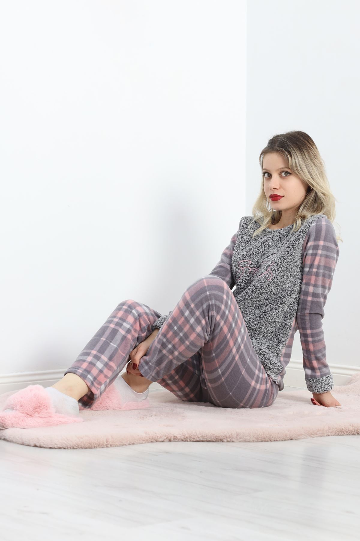 Peluş%20Polar%20Pijama%20Takımı%20Grikareli%20-%2019178.1050.-Gri